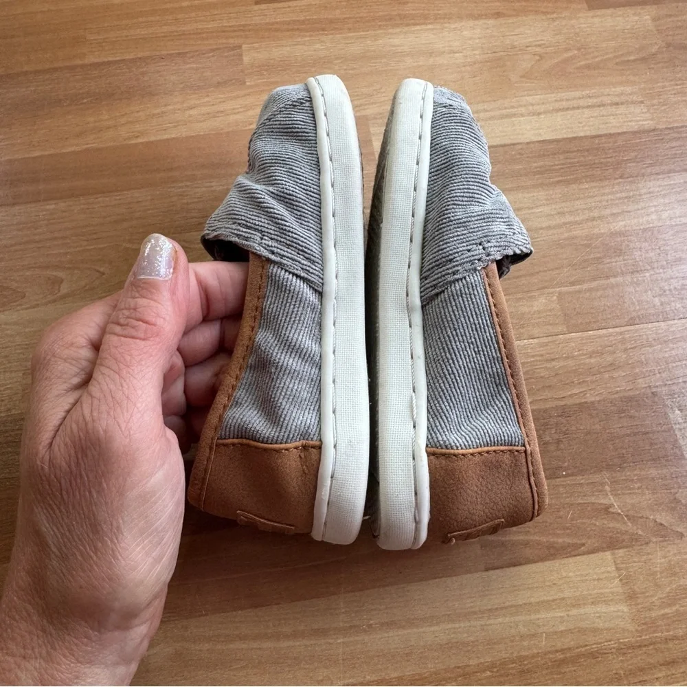 Toms slip on shoes size 8
